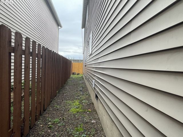 702 Ne 94TH Ave, Portland, OR 97220