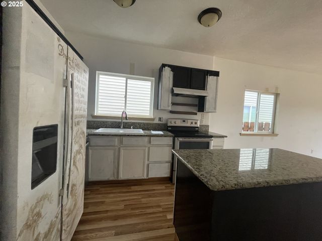 702 Ne 94TH Ave, Portland, OR 97220