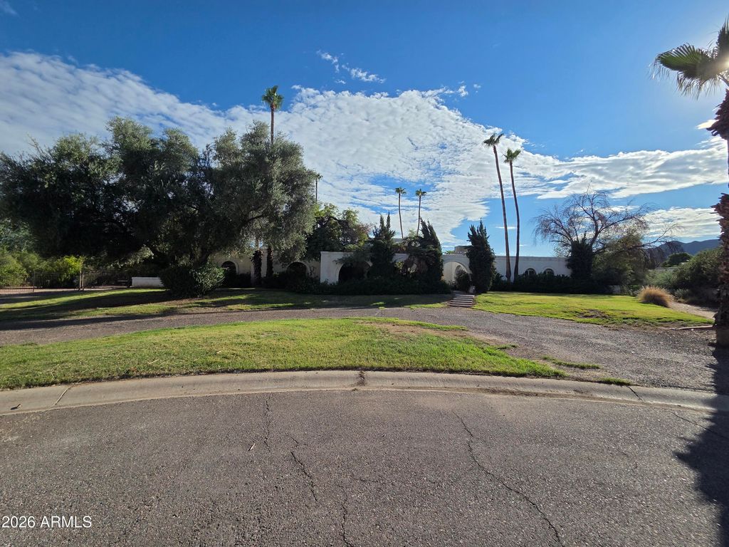 5425 E Via Los Caballos --, Paradise Valley, AZ 85253
