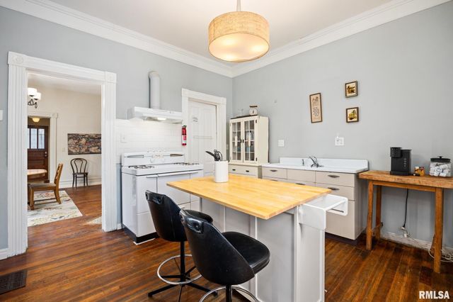 907 NE GLEN OAK Avenue, Peoria, IL 61603