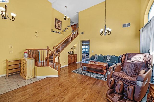 15100 Shining Star Ln, San Leandro, CA 94579