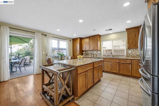 15100 Shining Star Ln, San Leandro, CA 94579