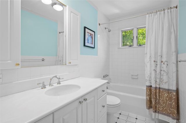251 Bainbridge Avenue, Thornwood, NY 10594
