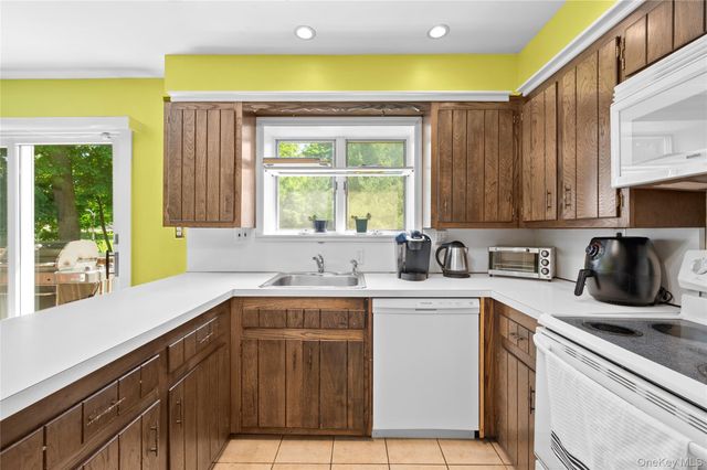 251 Bainbridge Avenue, Thornwood, NY 10594