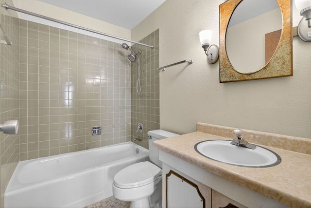 931 W Arquilla Drive 415, Glenwood, IL 60425