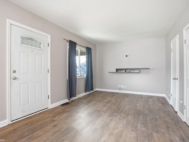 20629 Hollywood Street, Harper Woods, MI 48225