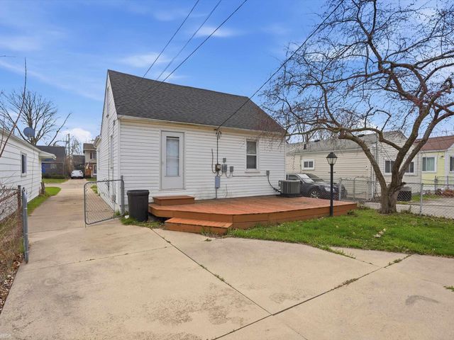 20629 Hollywood Street, Harper Woods, MI 48225