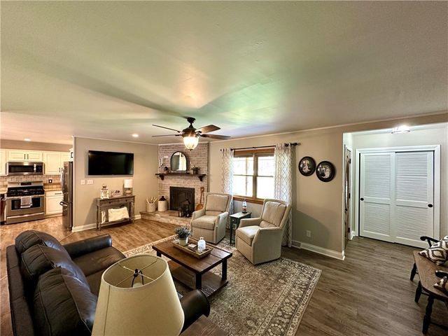 12 Cochran Dr, Neshannock Twp, PA 16105