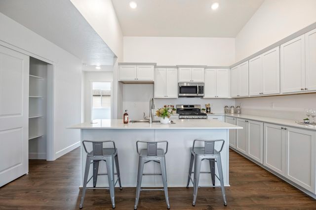 363 NW Monte Vista Avenue 05, Madras, OR 97741