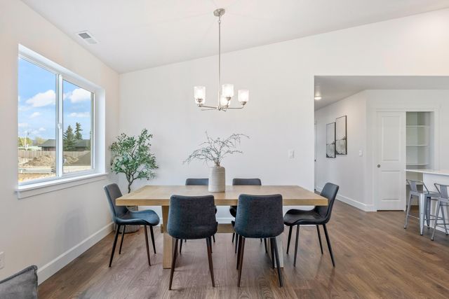 363 NW Monte Vista Avenue 05, Madras, OR 97741