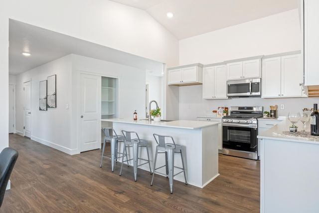 363 NW Monte Vista Avenue 05, Madras, OR 97741