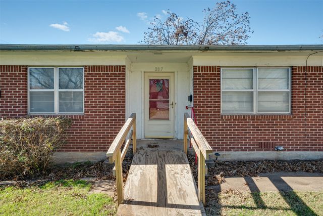 207 N King Street, Henrietta, TX 76365