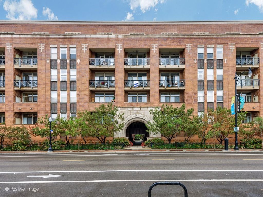 1350 W Fullerton Avenue 210, Chicago, IL 60614 — exterior