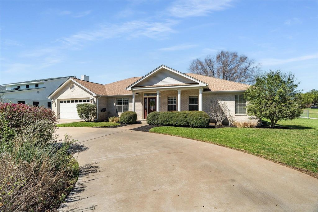 104 Firestone PL, Meadowlakes, TX 78654