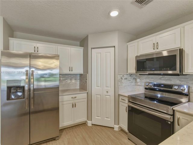 6011 Woods Edge Cir 6011, Riviera Beach, FL 33410