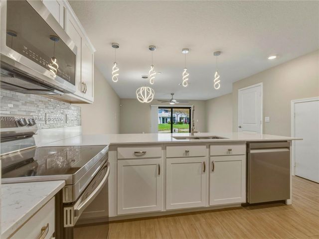 6011 Woods Edge Cir 6011, Riviera Beach, FL 33410