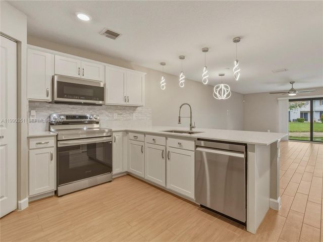 6011 Woods Edge Cir 6011, Riviera Beach, FL 33410