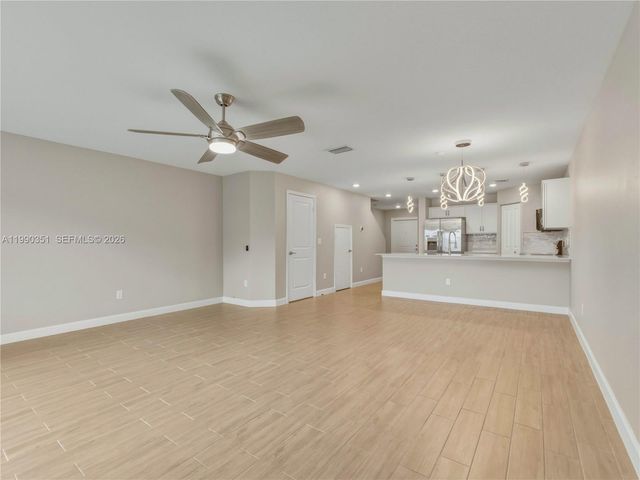 6011 Woods Edge Cir 6011, Riviera Beach, FL 33410