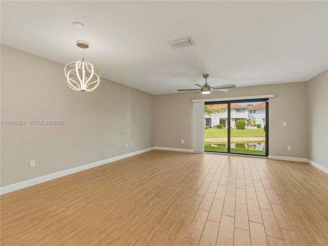 6011 Woods Edge Cir 6011, Riviera Beach, FL 33410