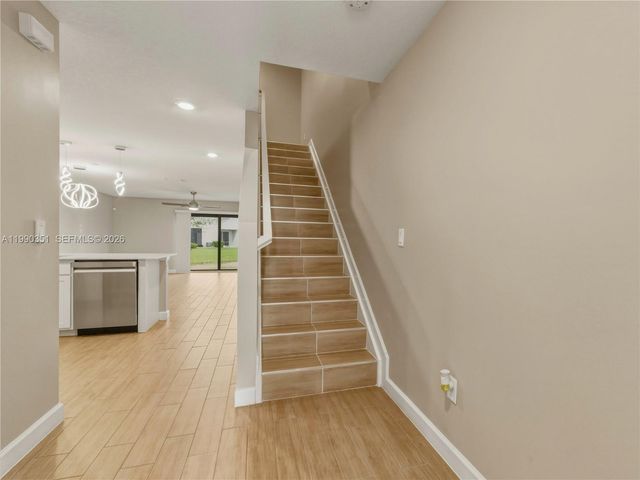 6011 Woods Edge Cir 6011, Riviera Beach, FL 33410