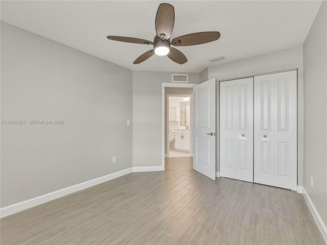 6011 Woods Edge Cir 6011, Riviera Beach, FL 33410