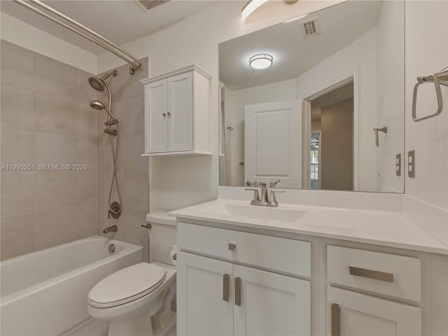 6011 Woods Edge Cir 6011, Riviera Beach, FL 33410