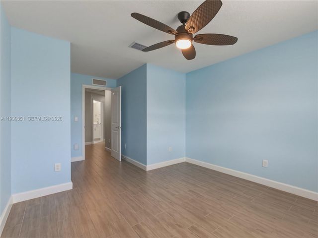 6011 Woods Edge Cir 6011, Riviera Beach, FL 33410