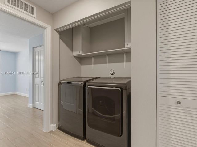 6011 Woods Edge Cir 6011, Riviera Beach, FL 33410