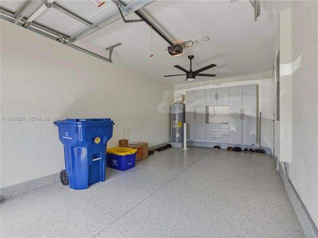 6011 Woods Edge Cir 6011, Riviera Beach, FL 33410