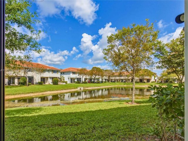 6011 Woods Edge Cir 6011, Riviera Beach, FL 33410