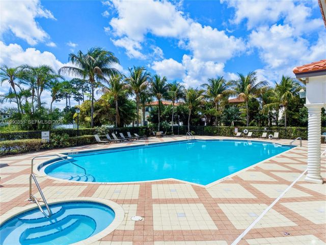 6011 Woods Edge Cir 6011, Riviera Beach, FL 33410