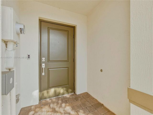 6011 Woods Edge Cir 6011, Riviera Beach, FL 33410