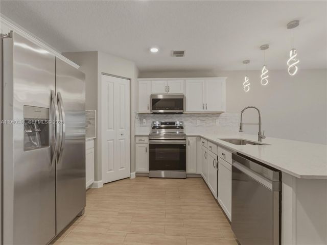 6011 Woods Edge Cir 6011, Riviera Beach, FL 33410