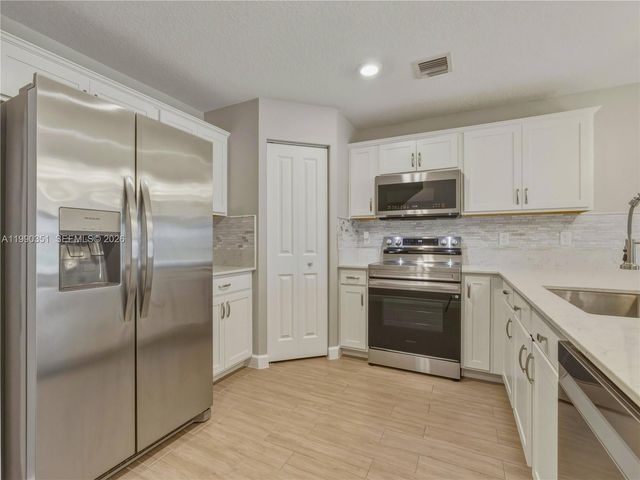 6011 Woods Edge Cir 6011, Riviera Beach, FL 33410