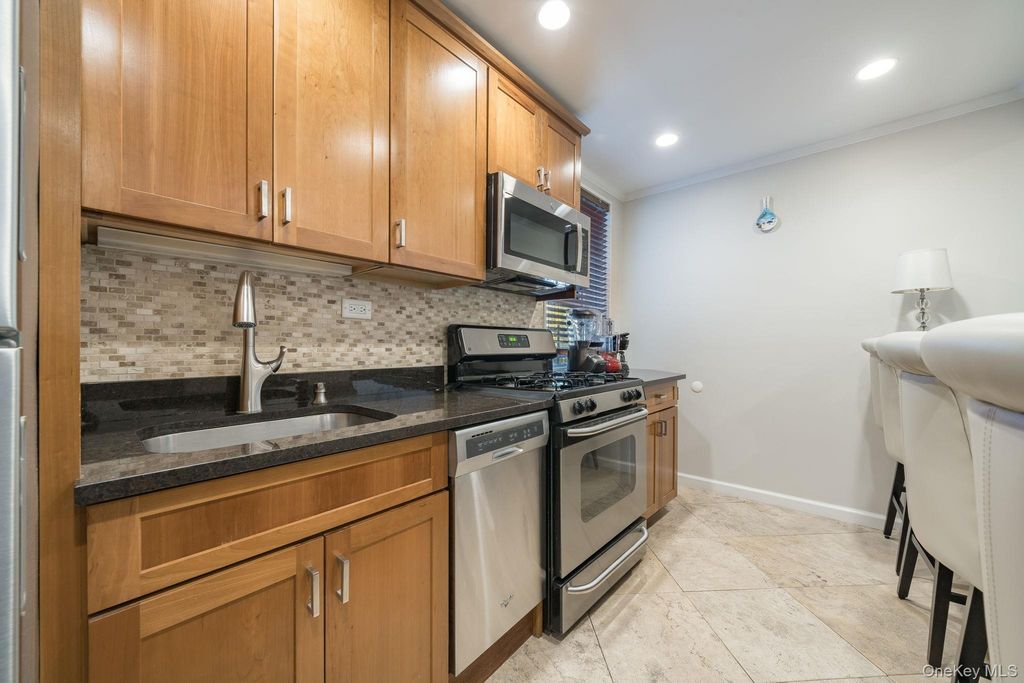 209-15 18th Avenue 2B, Bayside, NY 11360 — photo 3