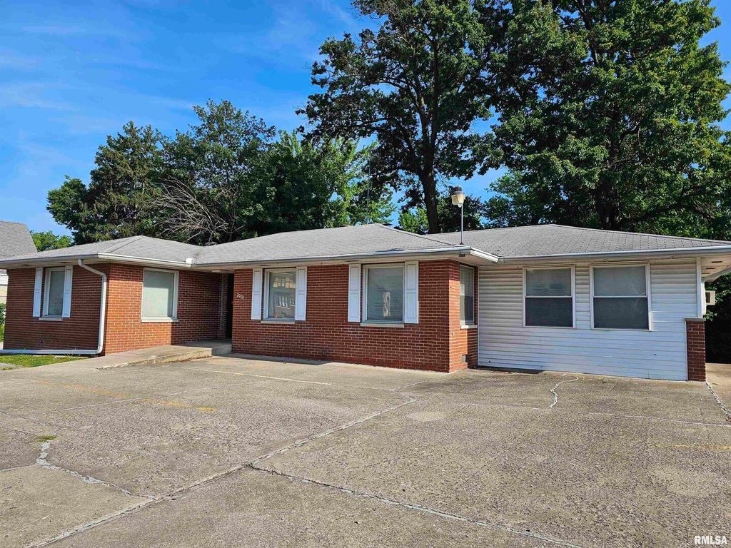 Image 1 of property listing at 2006 BROADWAY, Mt Vernon, IL 62864