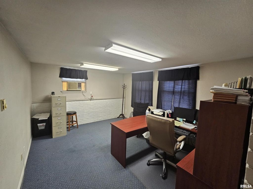 Image 11 of property listing at 2006 BROADWAY, Mt Vernon, IL 62864