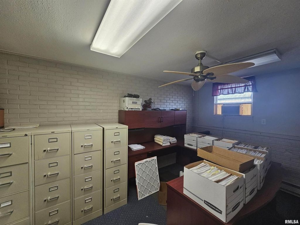 Image 12 of property listing at 2006 BROADWAY, Mt Vernon, IL 62864