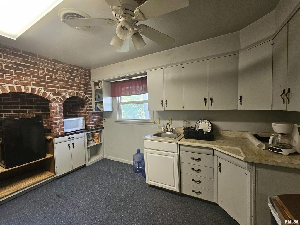 Image 13 of property listing at 2006 BROADWAY, Mt Vernon, IL 62864