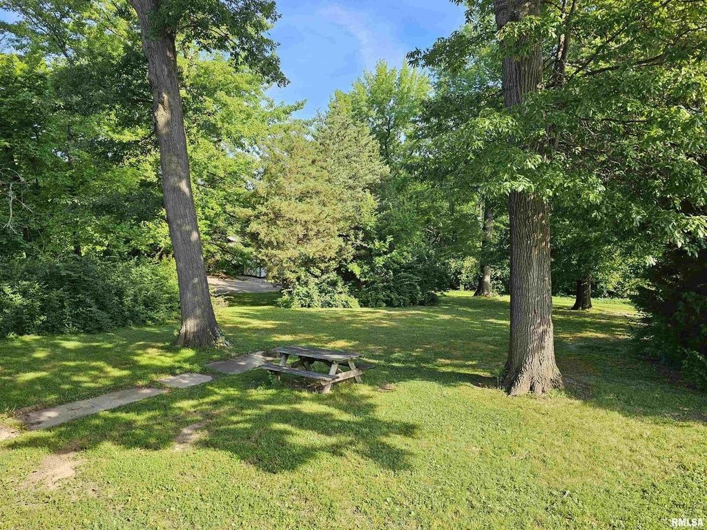 Image 3 of property listing at 2006 BROADWAY, Mt Vernon, IL 62864