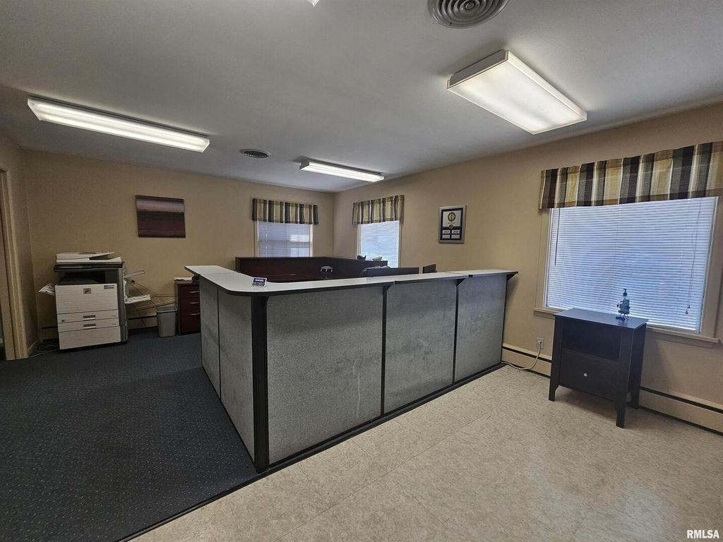 Image 4 of property listing at 2006 BROADWAY, Mt Vernon, IL 62864