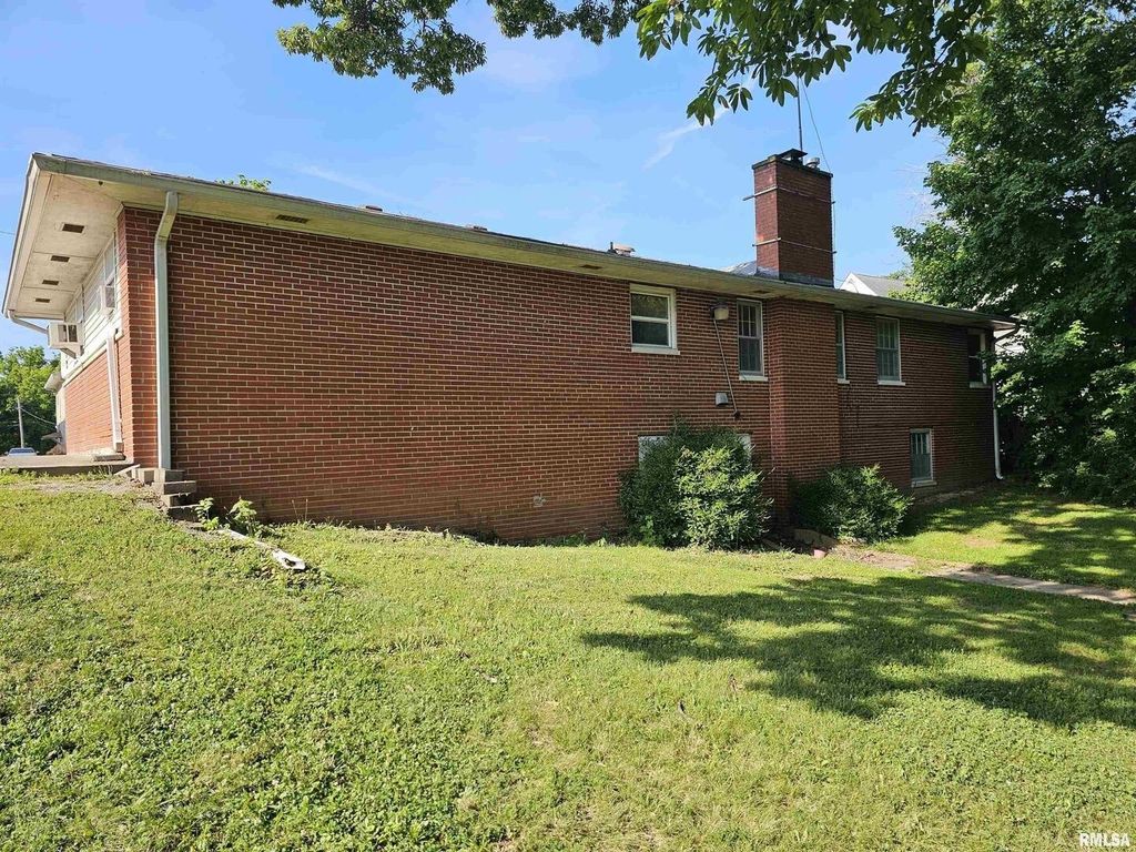 Image 6 of property listing at 2006 BROADWAY, Mt Vernon, IL 62864