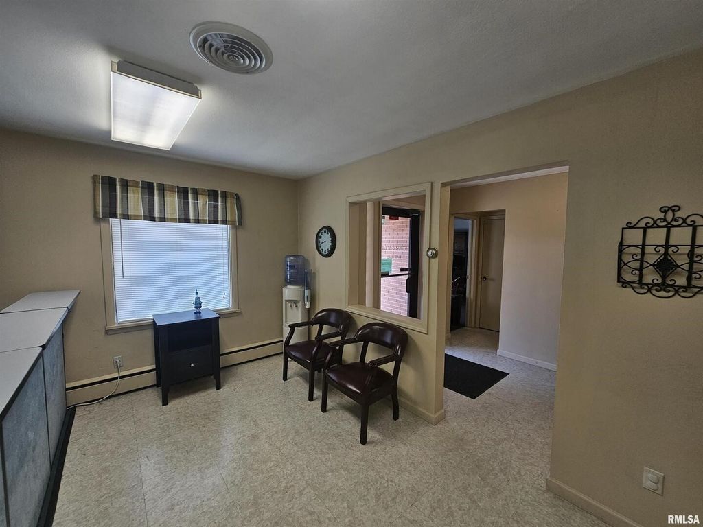 Image 8 of property listing at 2006 BROADWAY, Mt Vernon, IL 62864