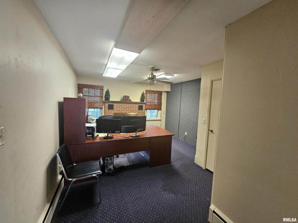 Image 9 of property listing at 2006 BROADWAY, Mt Vernon, IL 62864