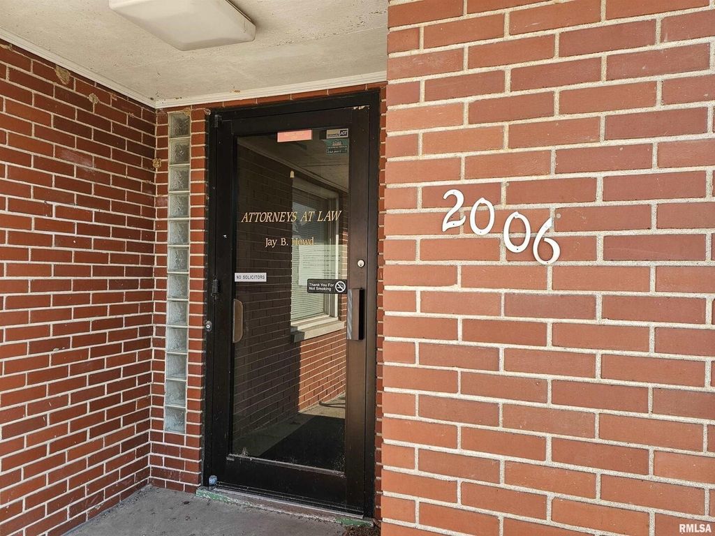 Image 10 of property listing at 2006 BROADWAY, Mt Vernon, IL 62864