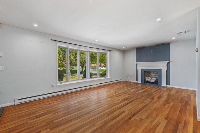 36 Barry Rd, Worcester, MA 01609