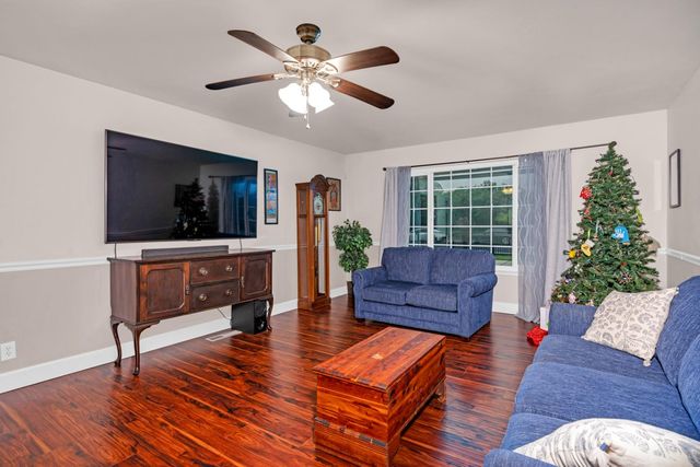 2893 Helm Avenue, Clovis, CA 93612