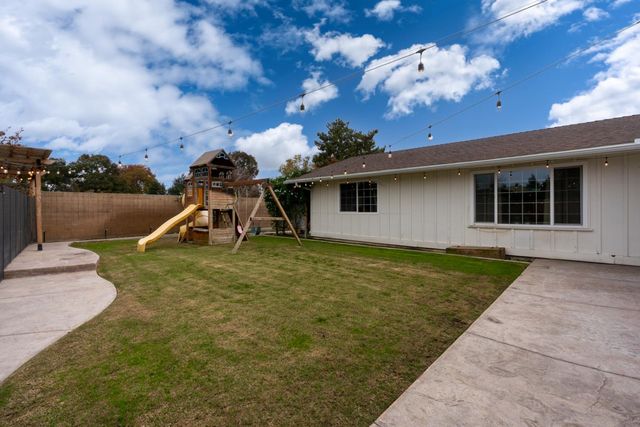 2893 Helm Avenue, Clovis, CA 93612