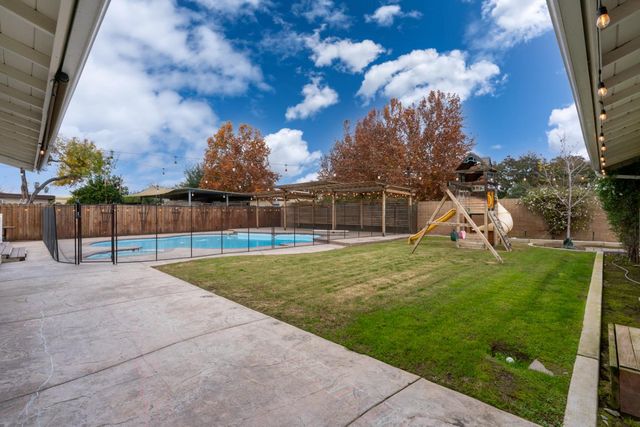 2893 Helm Avenue, Clovis, CA 93612