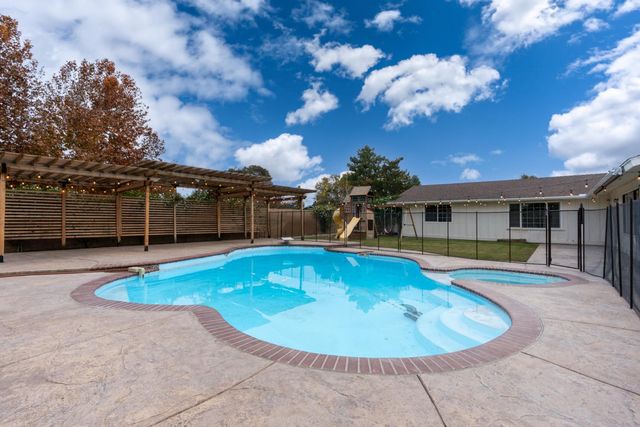 2893 Helm Avenue, Clovis, CA 93612